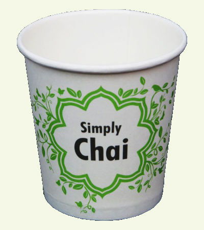 ein sehr verschnörkeltes Logo mit grünen fragilen Verzierungen um den schwarzen Schriftzug Simply Chai ist auf einen Bio Becher mit PLA Innebeschichtung gedruckt